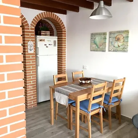 With 2 Bedrooms In El Medano, With Wonderful Sea View, Shared Pool, Furnished Terrace - 200 M From The Beach Apartment